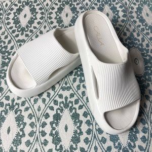 Womens Foam Slippers Shoes Size 6 White Molded Slides